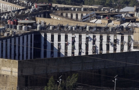 لبنان يسلّم دمشق 136 سجينا لاستكمال محكوميتهم في سوريا