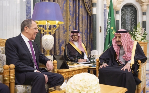 العاهل السعودي يبحث مع لافروف مستجدات الأحداث الإقليمية
