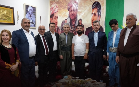 Duhok.. Şandek ji serkirdayetiya Partiya Demokrata Kurdistan - Sûriya serdana malbatên şehîd û birîndarên Leşkerên Roj kir