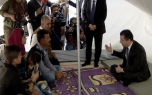 مسرور بارزاني يتفقد مخيم بردرش للاجئين الكورد السوريين