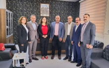 وفد من ممثلية إقليم كوردستان لـENKS يلتقي مدير مركز أساييش إقامات اللاجئين في أربيل