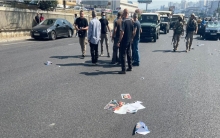 شبان لبنانيون يعترضون موكب لشبيحة النظام الذين كانوا متجهين نحو سفارة النظام السوري للمشاركة في الانتخابات 